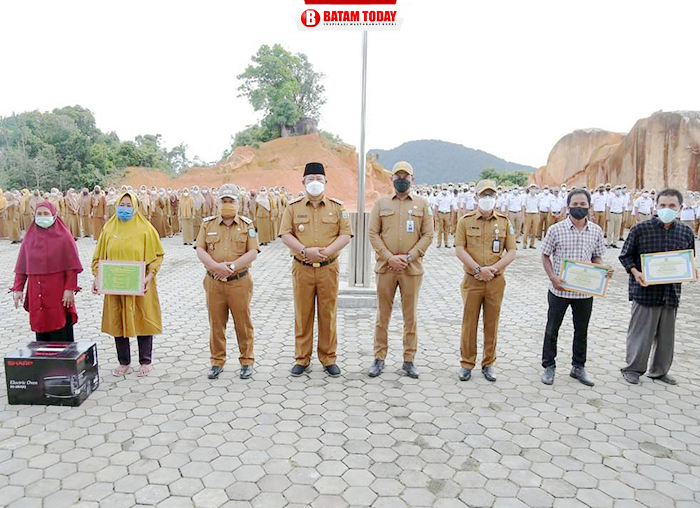 Bupati Anambas didampingi Wakil Bupati dan Sekda saat foto bersama dengan penerima bantuan